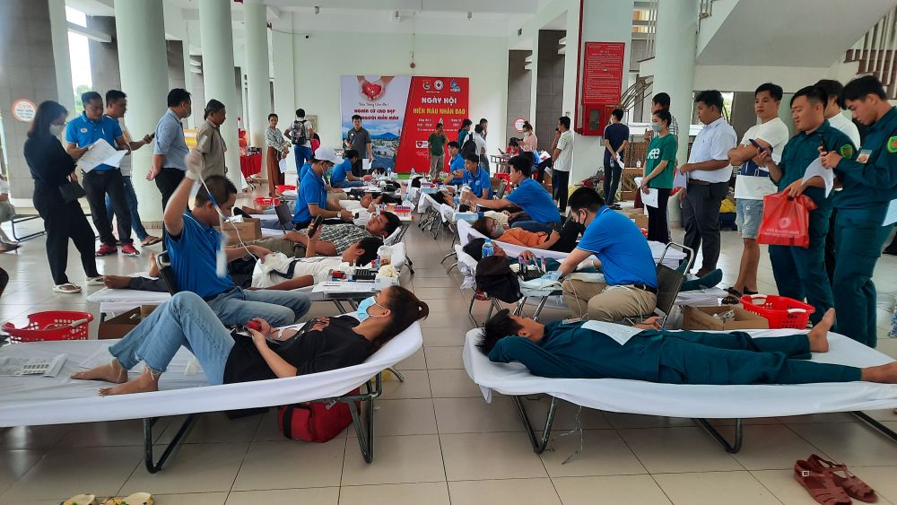 Cán bộ công chức, viên chức và đoàn viên thanh niên và người dân Thành phố tham gia hiến máu