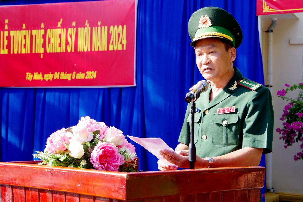 Đại tá Lê Văn Vỹ - Chỉ huy trưởng Bộ đội Biên phòng Tây Ninh phát biểu tại buổi lễ tuyên thệ chiến sỹ mới năm 2024