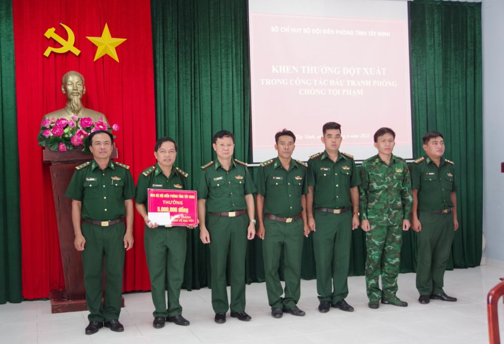 01.	Đại tá Phạm Đình Triệu - Chính ủy Bộ chỉ huy Bộ đội Biên phòng tỉnh Tây Ninh trao khen thưởng đột xuất là 5 triệu đồng cho cán bộ, chiến sỹ Đồn Biên phòng Phước Chỉ