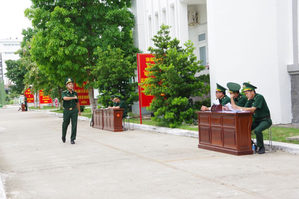 Quang cảnh thí sinh thực hiện phân tích phần thi đi đều chuyển thành đi nghiêm chào và thôi chào.