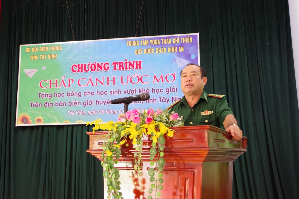 Đại tá Nguyễn Văn Dũng - Phó Chính ủy Bộ đội Biên phòng tỉnh Tây Ninh phát biểu tại chương trình