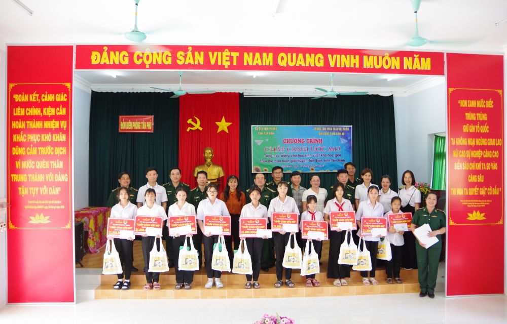 Quang cảnh tổ chức trao tặng học bỗng cho các em học sinh vượt khó học giỏi trên địa bàn các xã biên giới thuộc địa phận huyện Tân Biên tỉnh Tây Ninh