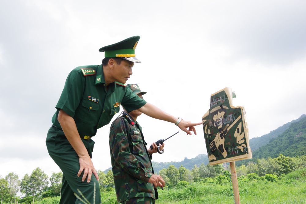 Đại tá Lê Văn Vỹ - Chỉ huy trưởng Bộ chỉ huy Bộ đội Biên phòng tỉnh Tây Ninh kiểm tra bia tại thao trường bắn núi Bà đen